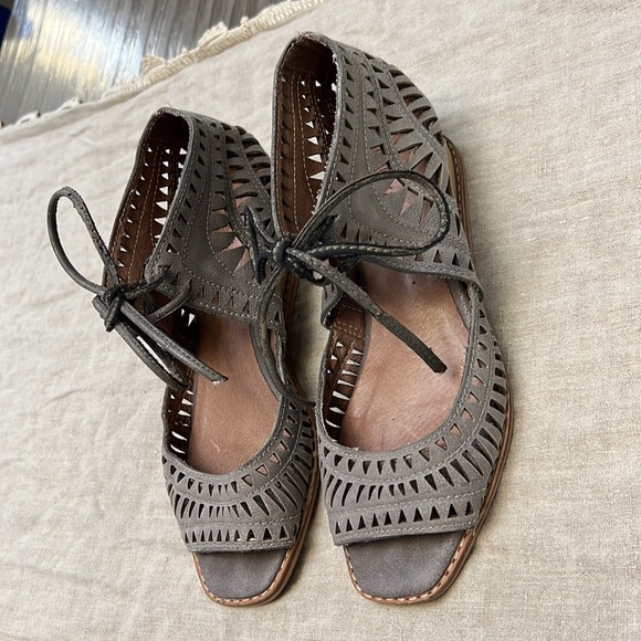 JEFFREY CAMPBELL LASER CUT ESPEJO WEGDE SANDALS 7 - Picture 1 of 16